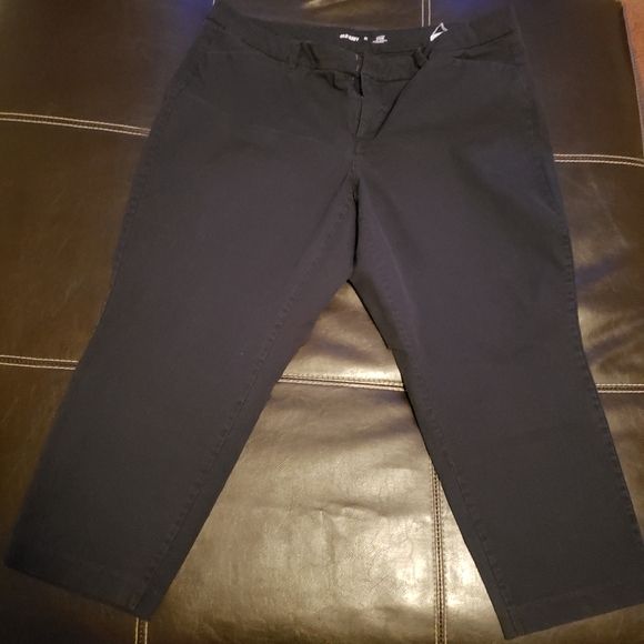 Old Navy Pixie Crop Pants - Picture 2 of 4
